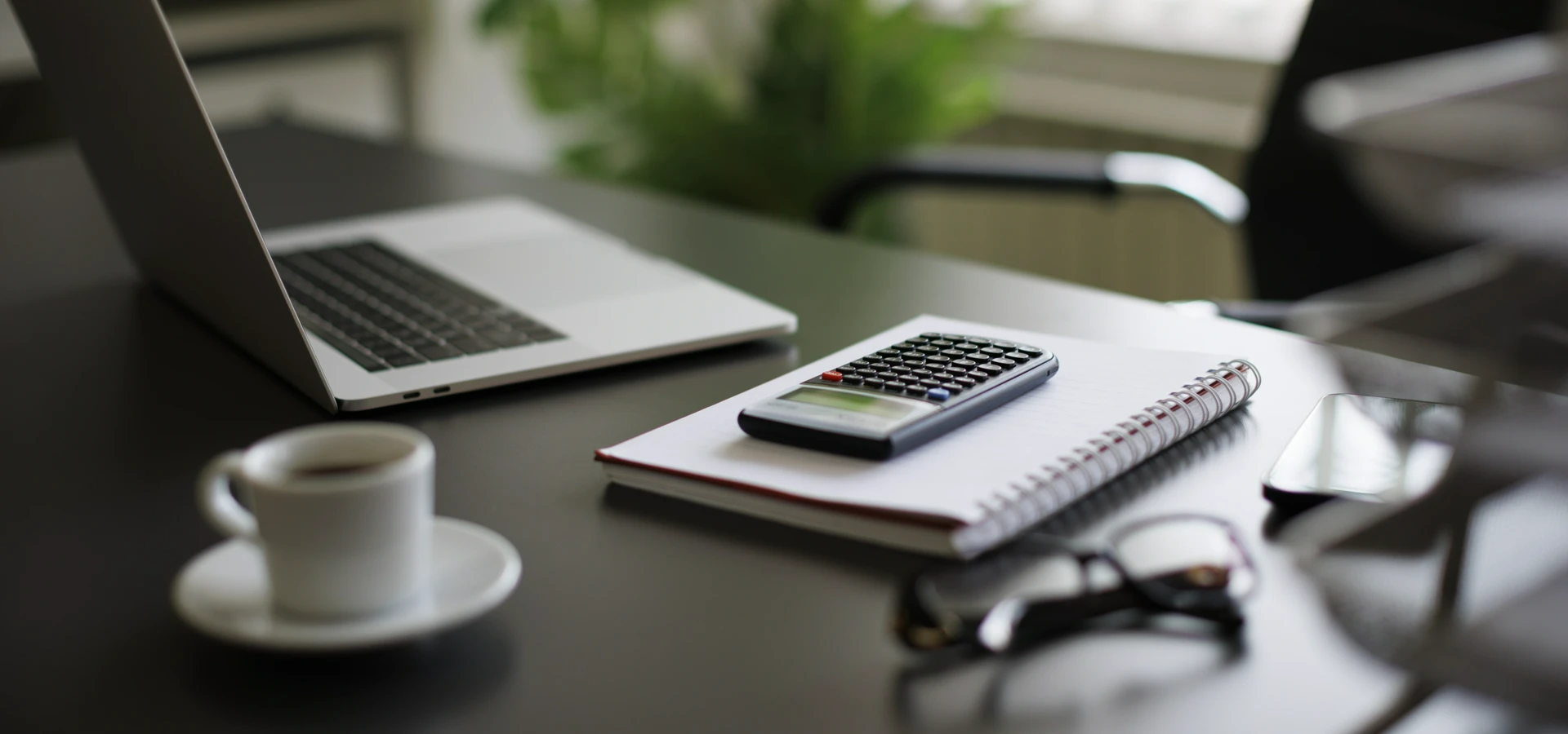 kalkulator, laptop i notes na biurku